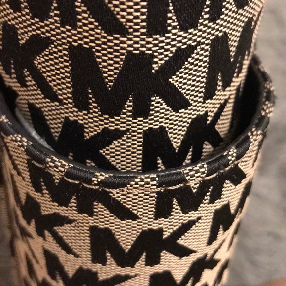 Authentic Michael Kors tote - Picture 4 of 6